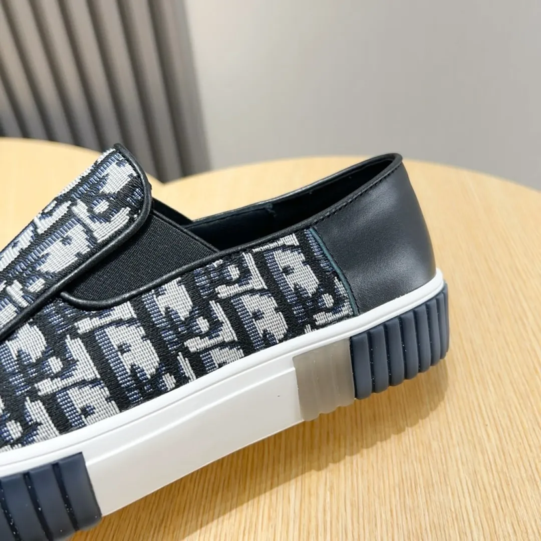 Men's men's shoes💰P400💰[DIOR] Dior's new slip-on shoes🆕Exclusive hot-selling items in stock✨Very comfortable on the feet, fine workmanship Material: Original fabric➕High-quality sheepskin lining + original wear-resistant outsole👍🏻Features: High-end and comfortable, purely handmade to create the perfect shoe that suits you best. Number of yards: 38–45